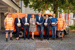 Helmut Erblehner (Straßenmeisterei Graz Nord), Christina Pusnik, Alexander Tritthart, LR Claudia Holzer, LH Mario Kunasek, STED-Chef Franz Zenz, Christian Pusnik, Franz Affenberger von der Meisterei Graz Nord (v.l.).
© Land Steiermark/ Streibl Helmut Erblehner (Straßenmeisterei Graz Nord), Christina Pusnik, Alexander Tritthart, LR Claudia Holzer, LH Mario Kunasek, STED-Chef Franz Zenz, Christian Pusnik, Franz Affenberger von der Meisterei Graz Nord (v.l.).