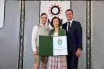 Landesrat Stefan Hermann (r.) im Zuge der Verleihung des steirischen Landeswappens an die Geschäftsführerin der MM Kanal-Rohr-Sanierung Michaela Mock sowie Matthias Mock. © Foto: MM Kanal-Rohr-Sanierung; bei Quellenangabe honorarfrei