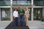 Landeshauptmann Mario Kunasek (M.) und Landesamtsdirektorin Brigitte Scherz-Schaar (l.) mit Bezirkshauptfrau Kerstin Raith-Schweighofer vor der Bezirkshauptmannschaft Hartberg-Fürstenfeld. © Land Steiermark; bei Quellenangabe honorarfrei