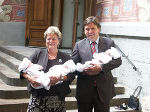 Das Ehepaar Voves mit den Drillingen Kiano, Matteo und Nevio Klement vor der Schlosskirche Stainz. Foto: Gerhard Langmann