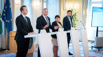 LH Mario Kunasek (2.v.l.) mit LR Karlheinz Kornhäusl (l.), LH-Stv. Manuela Khom und LR Hannes Amesbauer bei der Pressekonferenz in der Grazer Burg