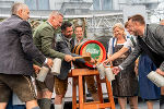Aufsteirern 2025: Bieranstich durch LH Mario Kunasek und Vizebürgermeisterin Judith Schwentner am Grazer Hauptplatz
