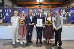 Landeshauptmann Mario Kunasek (3.v.l.) gratulierte Geschäftsführer Thomas Janitsch (4.v.l.) zur Verleihung des steirischen Landeswappens. © Land Steiermark; bei Quellenangabe honorarfrei