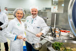 Landesrätin Simone Schmiedtbauer besuchte heute die Großküche am LKH-Uniklinikum Graz, die die Lebensmittelabfälle um die Hälfte reduzieren konnte. © Land Steiermark/ Jesse Streibl; Verwendung bei Quellenangabe honorarfrei Landesrätin Simone Schmiedtbauer besuchte heute die Großküche am LKH-Uniklinikum Graz, die die Lebensmittelabfälle um die Hälfte reduzieren konnte.