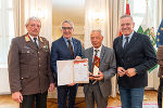 PHARMONTA Dr. Fischer GmbH: LH Mario Kunasek (r.), WK-Präsident Josef Herk (2.v.l.) und Landesfeuerwehrkommandant Reinhard Leichtfried (l.) überreichten die Urkunde.