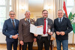 NXP Semiconductors Austria GmbH & Co KG: LH Mario Kunasek (r.), WK-Präsident Josef Herk (l.) und Landesfeuerwehrkommandant Reinhard Leichtfried (2.v.l.) überreichten die Urkunde.
