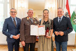 Hasenhütl GmbH: LH Mario Kunasek (r.), WK-Präsident Josef Herk (2.v.l.) und Landesfeuerwehrkommandant Reinhard Leichtfried (l.) überreichten die Urkunde.