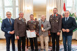 Sandvik Mining and Construction GmbH: LH Mario Kunasek (r.), WK-Präsident Josef Herk (l.) und Landesfeuerwehrkommandant Reinhard Leichtfried (2.v.l.) 