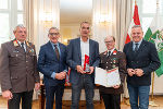 voestalpine Turnout Technology Zeltweg GmbH: LH Mario Kunasek (r.), WK-Präsident Josef Herk (2.v.l.) und Landesfeuerwehrkommandant Reinhard Leichtfried (l.) überreichten die Urkunde.
