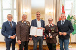 voestalpine Signaling Austria GmbH: LH Mario Kunasek (r.), WK-Präsident Josef Herk (l.) und Landesfeuerwehrkommandant Reinhard Leichtfried (2.v.l.) überreichten die Urkunde. 