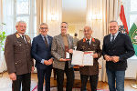 Steirerfleisch GmbH: LH Mario Kunasek (r.), WK-Präsident Josef Herk (2.v.l.) und Landesfeuerwehrkommandant Reinhard Leichtfried (l.) überreichten die Urkunde.