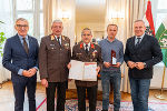 Pusnik-Reininger GmbH – Tierkrematorium Lebring: LH Mario Kunasek (r.), WK-Präsident Josef Herk (l.) und Landesfeuerwehrkommandant Reinhard Leichtfried (2.v.l.) überreichten die Urkunde. 