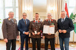 KFZ-Technik Fritsch GmbH: LH Mario Kunasek (r.), WK-Präsident Josef Herk (2.v.l.) und Landesfeuerwehrkommandant Reinhard Leichtfried (l.) überreichten die Urkunde. 