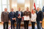 Reiteralm Bergbahnen GesmbH & Co KG: LH Mario Kunasek (r.), WK-Präsident Josef Herk (2.v.l.) und Landesfeuerwehrkommandant Reinhard Leichtfried (l.) überreichten die Urkunde. 