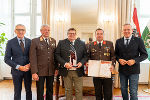 Niederlmühle GmbH: LH Mario Kunasek (r.), WK-Präsident Josef Herk (l.) und Landesfeuerwehrkommandant Reinhard Leichtfried (2.v.l.) überreichten die Urkunde. 