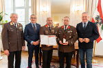 Röhren- und Pumpenwerk Bauer GmbH: LH Mario Kunasek (r.), WK-Präsident Josef Herk (2.v.l.) und Landesfeuerwehrkommandant Reinhard Leichtfried (l.) überreichten die Urkunde.