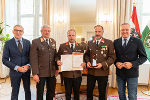 BT BAU-TECH GmbH: LH Mario Kunasek (r.), WK-Präsident Josef Herk (l.) und Landesfeuerwehrkommandant Reinhard Leichtfried (2.v.l.) überreichten die Urkunde.