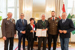 Hutter Acustix GmbH: LH Mario Kunasek (r.), WK-Präsident Josef Herk (2.v.l.) und Landesfeuerwehrkommandant Reinhard Leichtfried (l.) überreichten die Urkunde.  