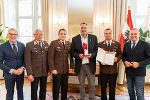 ALWERA AG: LH Mario Kunasek (r.), WK-Präsident Josef Herk (l.) und Landesfeuerwehrkommandant Reinhard Leichtfried (2.v.l.) überreichten die Urkunde. 