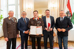Autohaus Gerald Unger GmbH: LH Mario Kunasek (r.), WK-Präsident Josef Herk (2.v.l.) und Landesfeuerwehrkommandant Reinhard Leichtfried (l.) überreichten die Urkunde.  