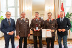 KFZ Spenglerei & Lackiererei Karl Höfler: LH Mario Kunasek (r.), WK-Präsident Josef Herk (l.) und Landesfeuerwehrkommandant Reinhard Leichtfried (2.v.l.) überreichten die Urkunde. 