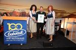 Klubobmann Marco Triller überreichte das Landeswappen an Maria und Sonja Gaberszik