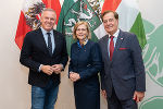 LH Mario Kunasek, Botschafterin Edit Szilágyiné Bátorfi und Honorarkonsul Rudi Roth in der Grazer Burg. © Land Steiermark/Robert Binder; Verwendung bei Quellenangabe honorarfrei