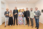 Kulturlandesrat Karlheinz Kornhäusl (6.v.l.) und Landtagsabgeordneter Stefan Resch (7.v.l.) gratulierten den diesjährigen Preisträgerinnen und Preisträgern der Landeskulturpreise und überreichten ihnen eine Mela-Skulptur. © Land Steiermark/Elena Laaha; bei Quellenangabe honorarfrei