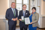 Landeshauptmann Mario Kunasek überreichte gemeinsam mit LH-Stellvertreterin Manuela Khom das Große Goldene Ehrenzeichen des Landes Steiermark an Landesrat a. D. Christian Buchmann. © Land Steiermark/Foto Fischer; Verwendung bei Quellenangabe honorarfrei