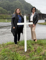 Bild vor einem der weißen Kreuze