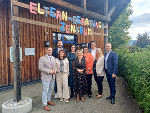 Klubobmann Marco Triller, Waltraud Galler, EBZ-Leiterin Martina Pongruber (1. Reihe v.l.), Bgm. Thomas Rauninger, Sonja Dobrovits, 3. LTPräs. Helga Ahrer, Bezirkshauptmann Markus Kraxner, A11-Leiterin Barbara Pitner und Bgm. Mario Abl (v.l.) beim Jubiläumsfest. © BH Leoben; Sonja Dobrovits