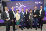 Siemens Energy hat heute (17. Oktober 2025) in Wollsdorf ein neues Werk für Windkraft-Transformatoren eröffnet: Aleš Prešern, Tim Oliver Holt, LH-Stv. Manuela Khom, Minister Wolfgang Hattmannsdorfer, Sabrina Manschek, Elisabeth Zehetner, LH Mario Kunasek und Bernhard Göß (v.l.) © Land Steiermark; Verwendung bei Quellenangabe honorarfrei