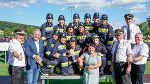 Landeshauptmann Mario Kunasek, LH-Stv. Manuela Khom und Landesfeuerwehrkommandant Reinhard Leichtfried gemeinsam mit weiteren Feuerwehrvertretern und dem Landessiegerteam Wettkampfgruppe Damen der Feuerwehr Auersbach beim Landesfeuerwehrtag 2025. © FF Auersbach; Verwendung bei Quellenangabe honorarfrei