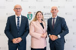 Landesrat Willibald Ehrenhöfer (r.) und Landeshauptmann Anton Mattle flankieren die Amtsführende Stadträtin in Wien, Barbara Novak. © Land Steiermark/ Binder Landesrat Willibald Ehrenhöfer (r.) und Landeshauptmann Anton Mattle flankieren die Amtsführende Stadträtin in Wien, Barbara Novak.