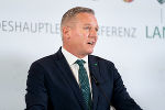 LH Mario Kunasek bei der Pressekonferenz nach der LH-Konferenz auf Schloss Seggau