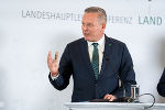 LH Mario Kunasek bei der Pressekonferenz nach der LH-Konferenz auf Schloss Seggau