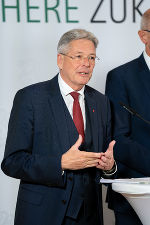 LH Peter Kaiser bei der Pressekonferenz nach der LH-Konferenz auf Schloss Seggau