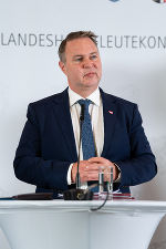 Vizekanzler Andreas Babler bei der Pressekonferenz nach der LH-Konferenz auf Schloss Seggau.