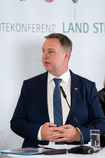 Vizekanzler Andreas Babler bei der Pressekonferenz nach der LH-Konferenz auf Schloss Seggau.