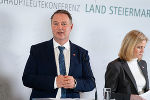 Pressekonferenz nach der LH-Konferenz auf Schloss Seggau: Vizekanzler Andreas Babler und Außenministerin Beate Meinl-Reisinger.