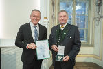 Großen Ehrenzeichen des Landes Steiermark: Franz Thuswohl und LH Mario Kunasek (l.)