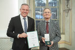 Ehrenzeichen des Landes Steiermark für Wissenschaft, Forschung und Kunst: Ernst Kovacic und LH Mario Kunasek (l.)