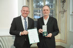 Ehrenzeichen des Landes Steiermark für Wissenschaft, Forschung und Kunst: Günter Schilhan und LH Mario Kunasek (l.)
