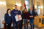 Bildbeschreibung für Menschen mit Sehbehinderung: Impressionen von der Überreichung der Schulsportgütesiegel.