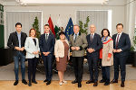 Regierungsfoto zum Jubiläum: LH Mario Kunasek und LH-Stv. Manuela Khom mit Landesrat Hannes Amesbauer (l.), Landesrätin Simone Schmidbauer (2.v.l.), Landesrat Stefan Hermann (3.v.l.), Landesrat Karlheinz Kornhäusl (r.), Landesrätin Claudia Holzer (2.v.r.) und Landesrat Willibald Ehrenhöfer (3.v.r.). © Land Steiermark/ Binder Regierungsfoto zum Jubiläum: LH Mario Kunasek und LH-Stv. Manuela Khom mit Landesrat Hannes Amesbauer (l.), Landesrätin Simone Schmidbauer (2.v.l.), Landesrat Stefan Hermann (3.v.l.), Landesrat Karlheinz Kornhäusl (r.), Landesrätin Claudia Holzer (2.v.r.) und Landesrat Willibald Ehrenhöfer (3.v.r.). © Land Steiermark/ Binder