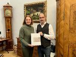 Landesrätin Simone Schmiedtbauer mit Christoph Schlacher, Schutzwasserwirtschaft, bei der Übergabe des neuen „Enns-Buches“. © Land Steiermark/Verwendung bei Quellenangabe honorarfrei