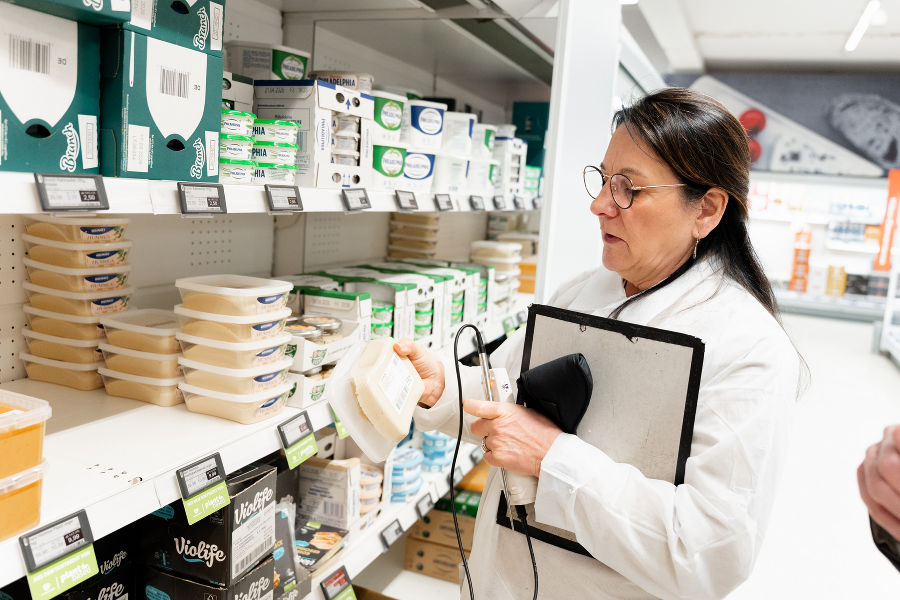 Sabine Pucher ist seit vielen Jahren als Lebensmittelaufsichtsorgan in der Steiermark unterwegs und fährt im Jahr rund 12.000 Einsatz-Kilometer.