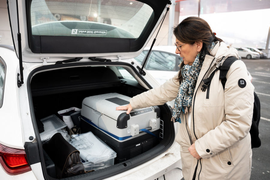 Der Dienstwagen ist auch mit einer Kühlbox für den Transport von Proben ausgestattet.