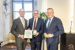 Guntram Aufinger (Energie Steiermark AG) wurde von LH Mario Kunasek und LR Willibald Ehrenhöfer ausgezeichnet. © Land Steiermark/Foto Fischer; Verwendung bei Quellenangabe honorarfrei