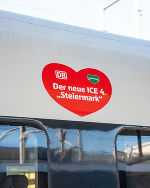 Bildbeschreibung: Zugtaufe des ICE 4 „Steiermark“ am Grazer Hauptbahnhof. Nahaufnahme eines ICE-Zuges mit Aufschrift „Der neue ICE Steiermark“.